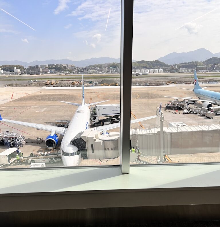 후쿠오카 공항에서 대기중인 비행기
